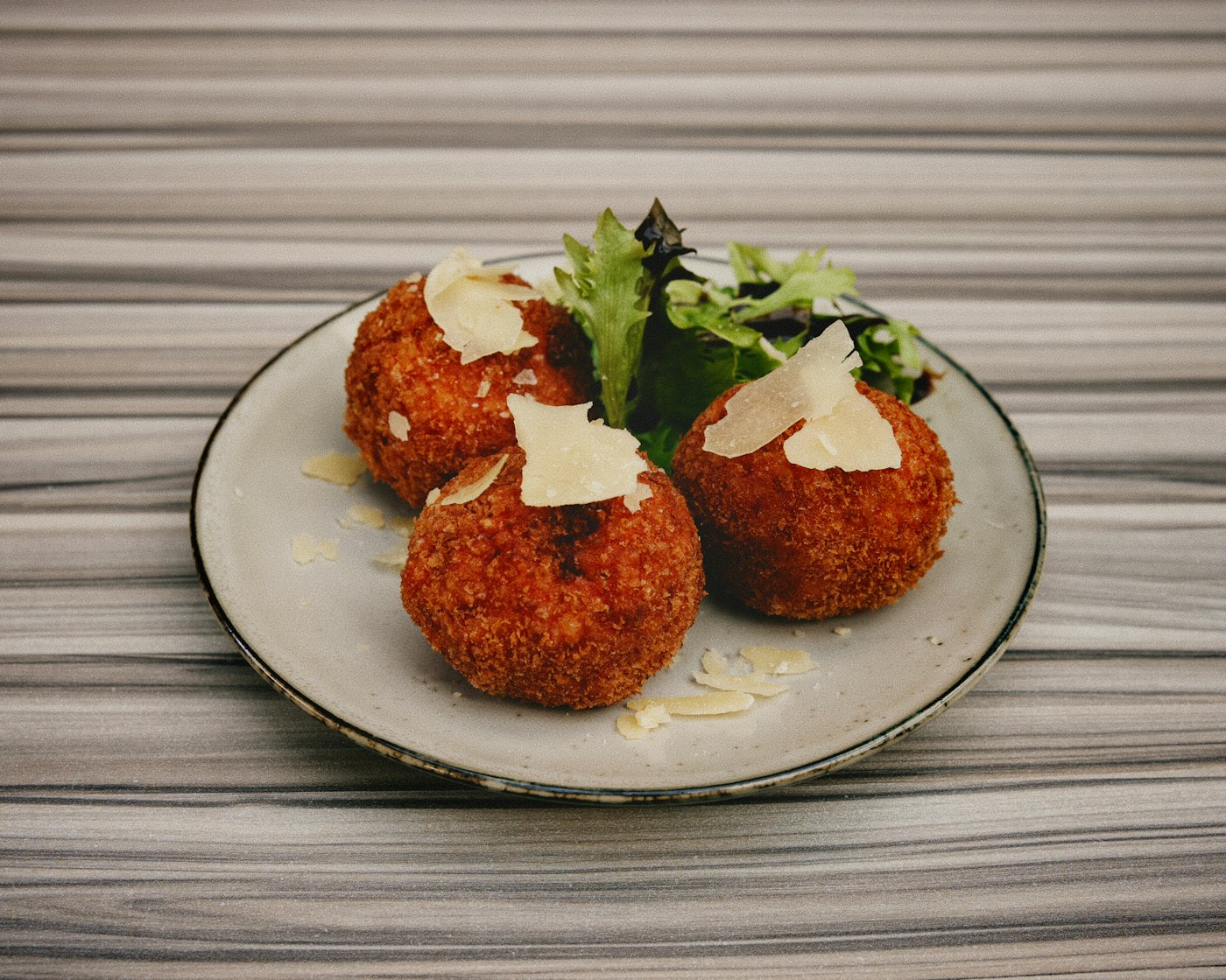 Arancini: bolas de arroz fritas con salsa roja