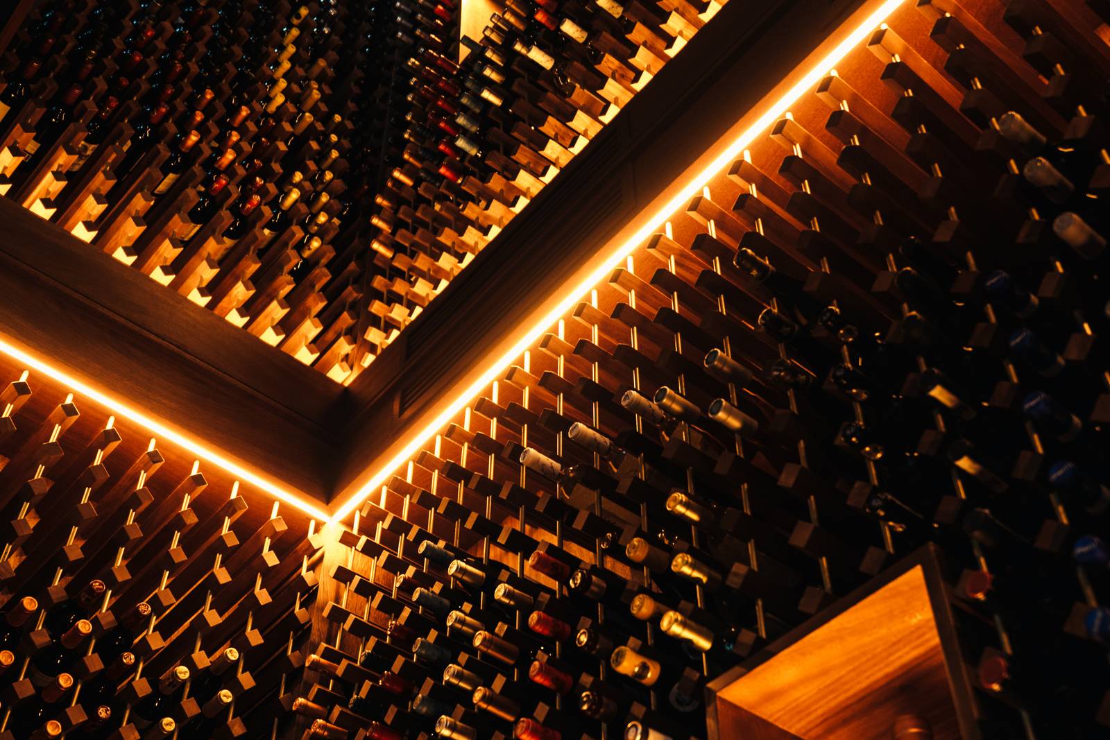 Pared de botellas de vino iluminada