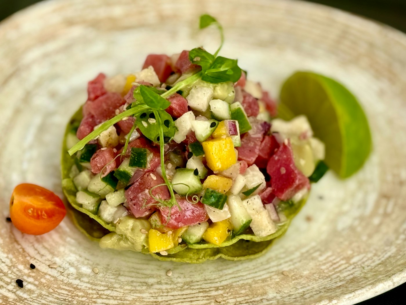 Ceviche con limón y vegetales frescos