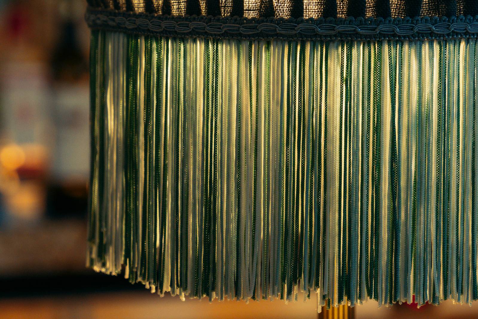 Cortina de flecos verdes en el salón