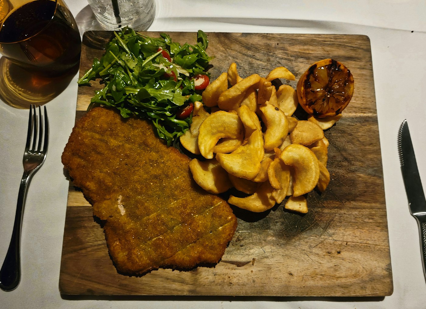 Cotoleta empanizada con ensalada y papas