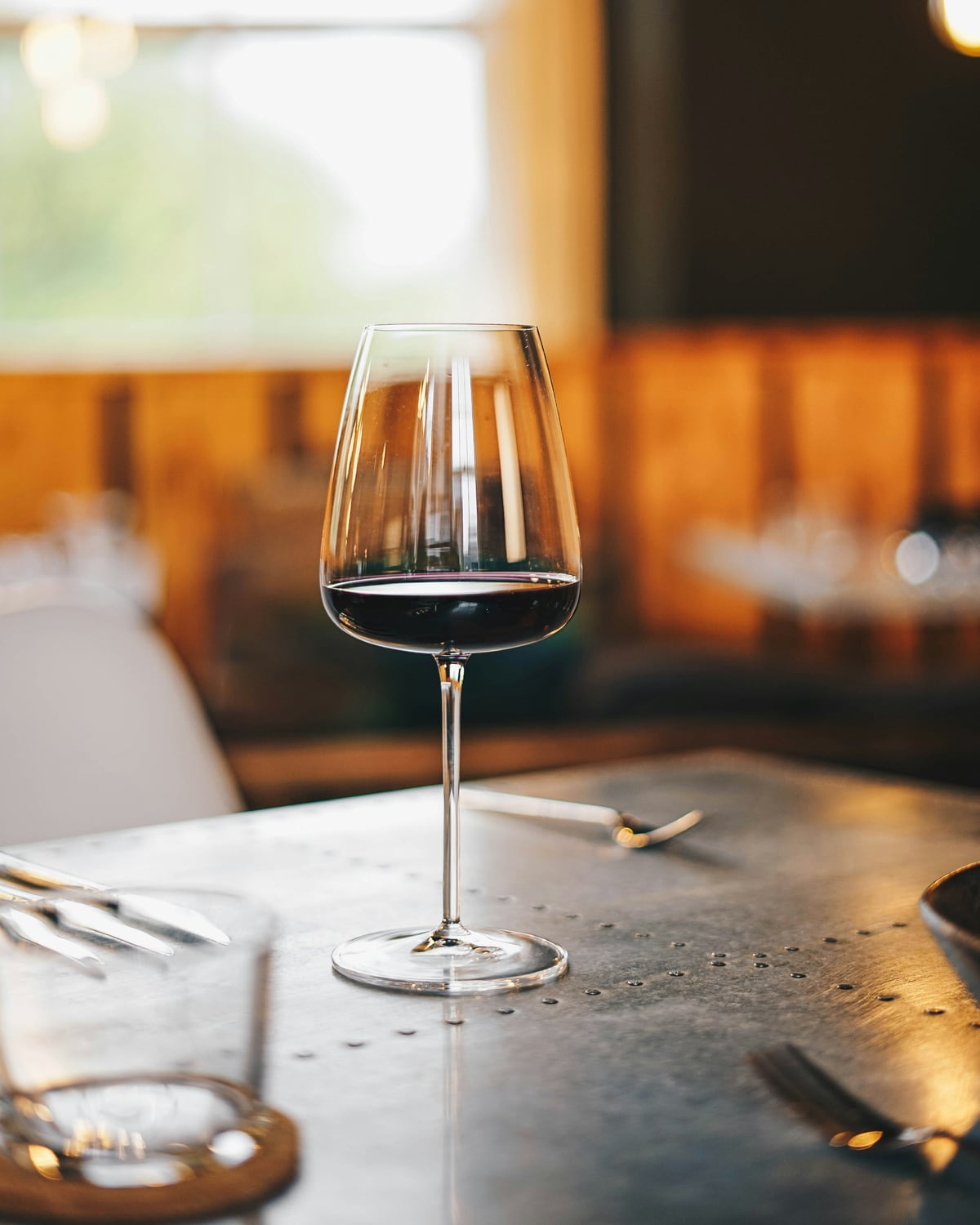 Copa de vino tinto en la mesa de un restaurante