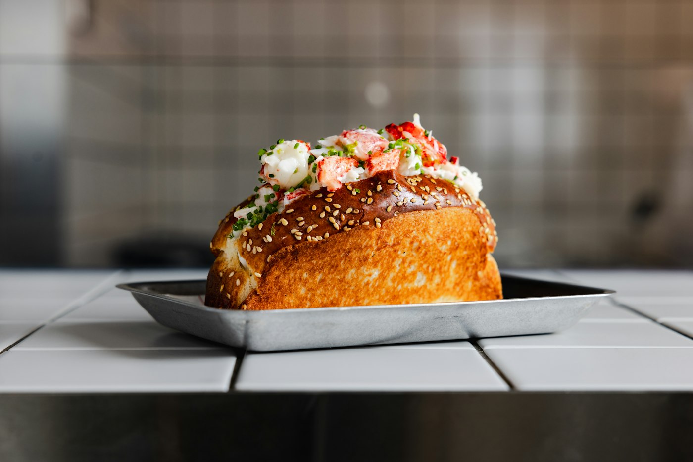 Lobster roll sobre un plato