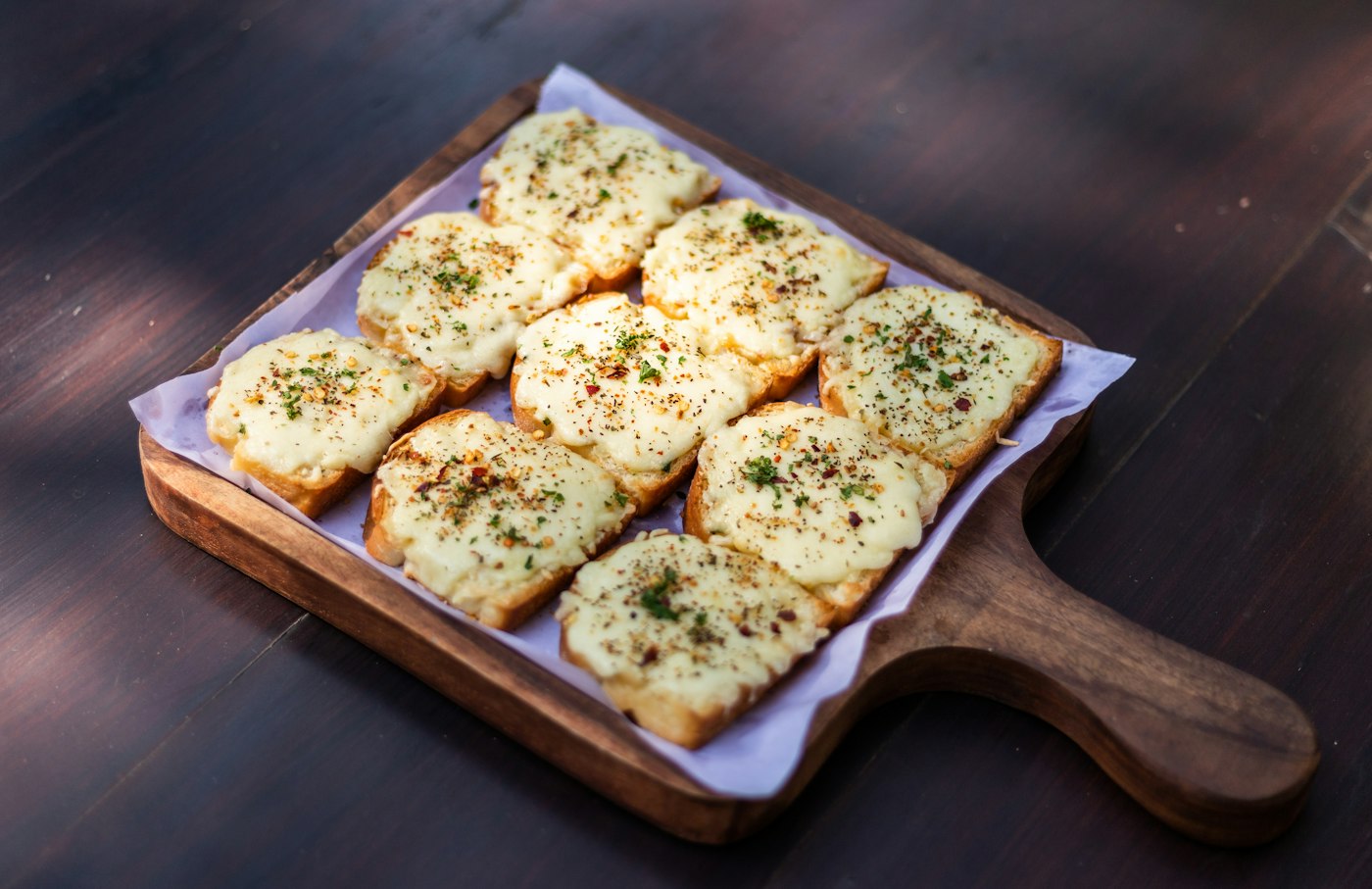 Pan con queso recién horneado sobre una tabla