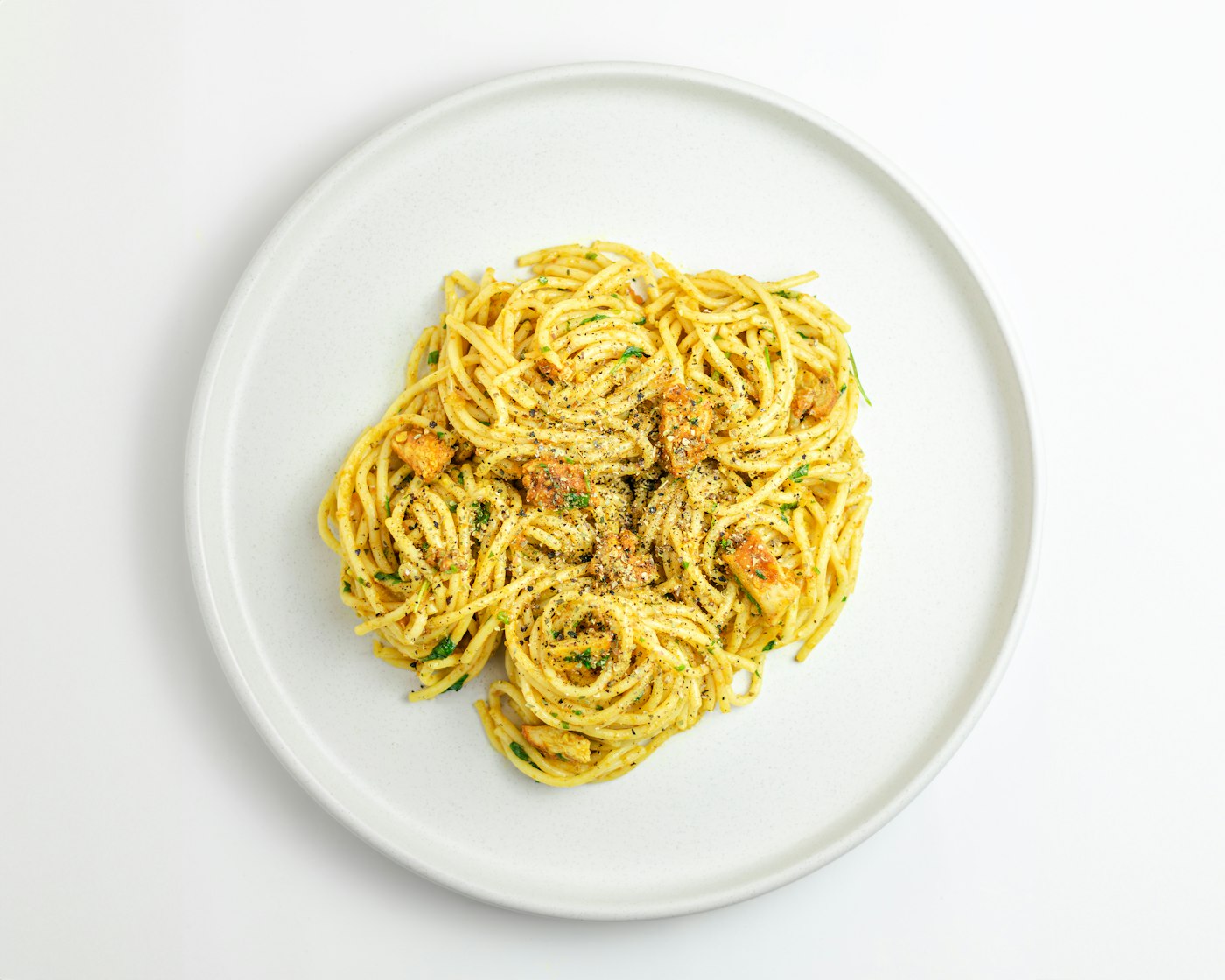 Pasta con aglio e olio en un plato blanco