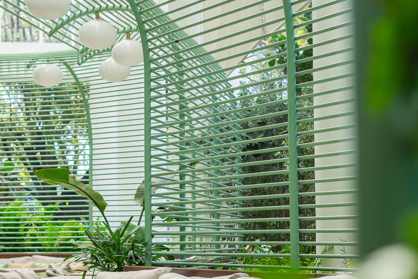 Terraza con persianas de madera y plantas